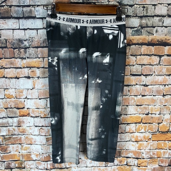 Under Armour Black & White Capri Leggings - Picture 1 of 5